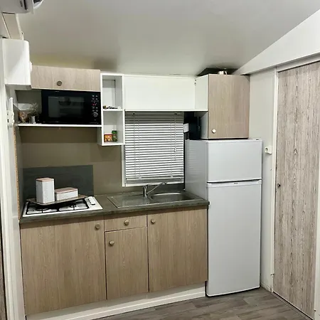 Campsite Terrain Avec Mobil-home